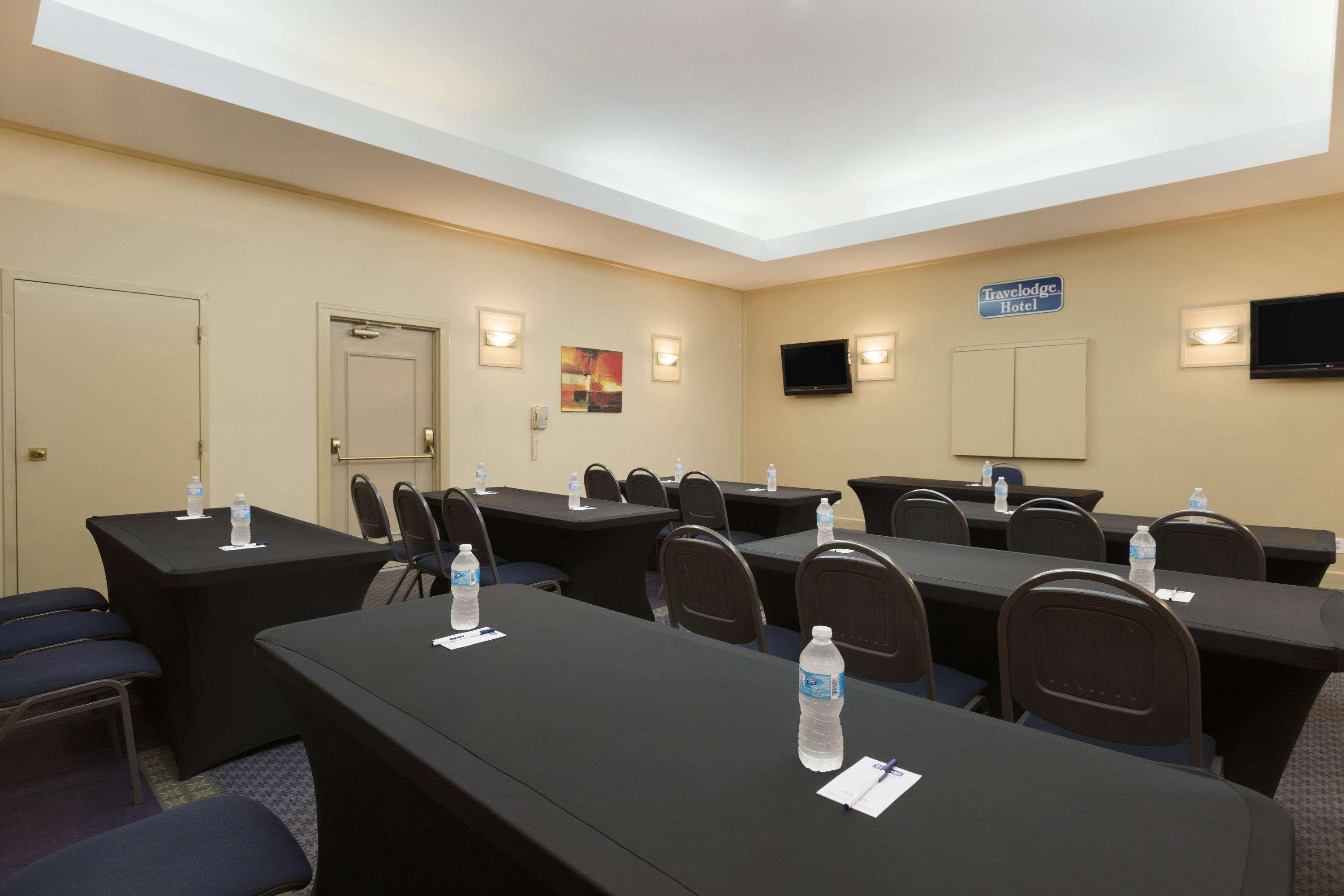 Travelodge Hotel By Wyndham Vancouver Airport Richmond Exterior photo