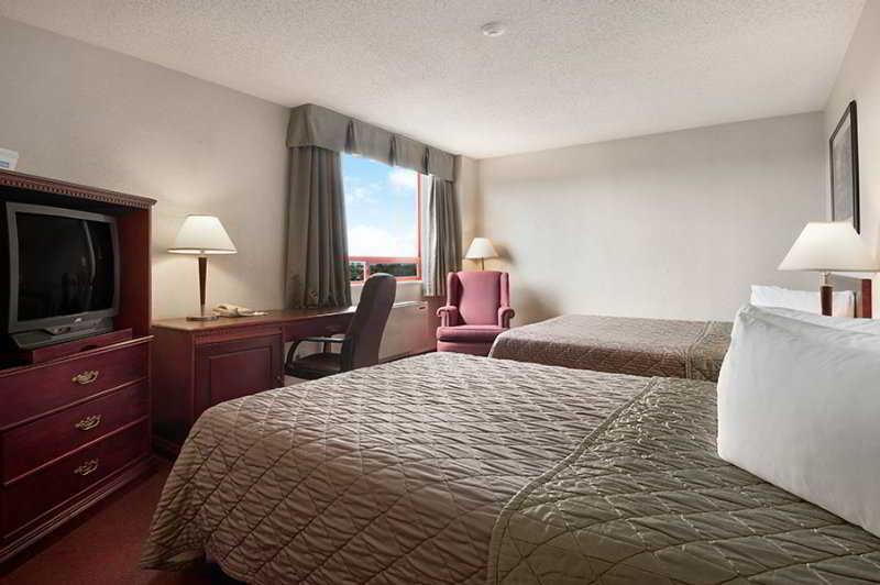 Travelodge Hotel By Wyndham Vancouver Airport Richmond Exterior photo